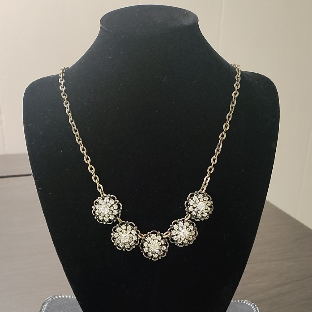 Elegant Vintage Looking Floral Necklace
